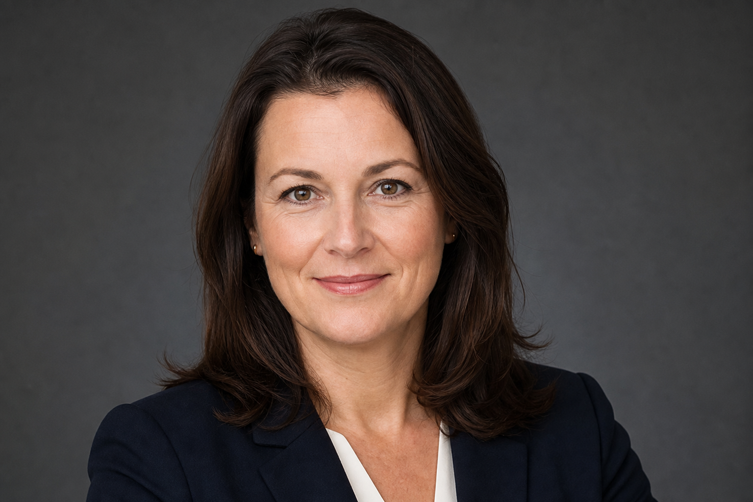 Porträt von Sabine Richter in dunklem Business-Outfit