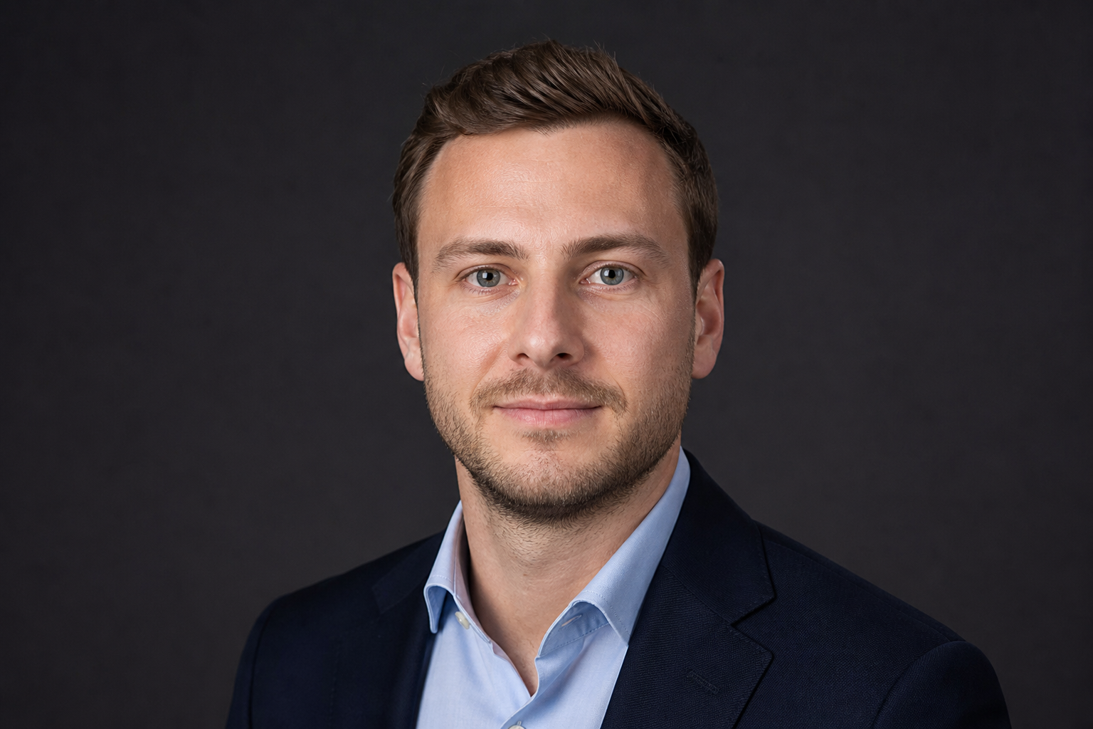 Porträt von Jonas Keller in Hemd und Sakko
